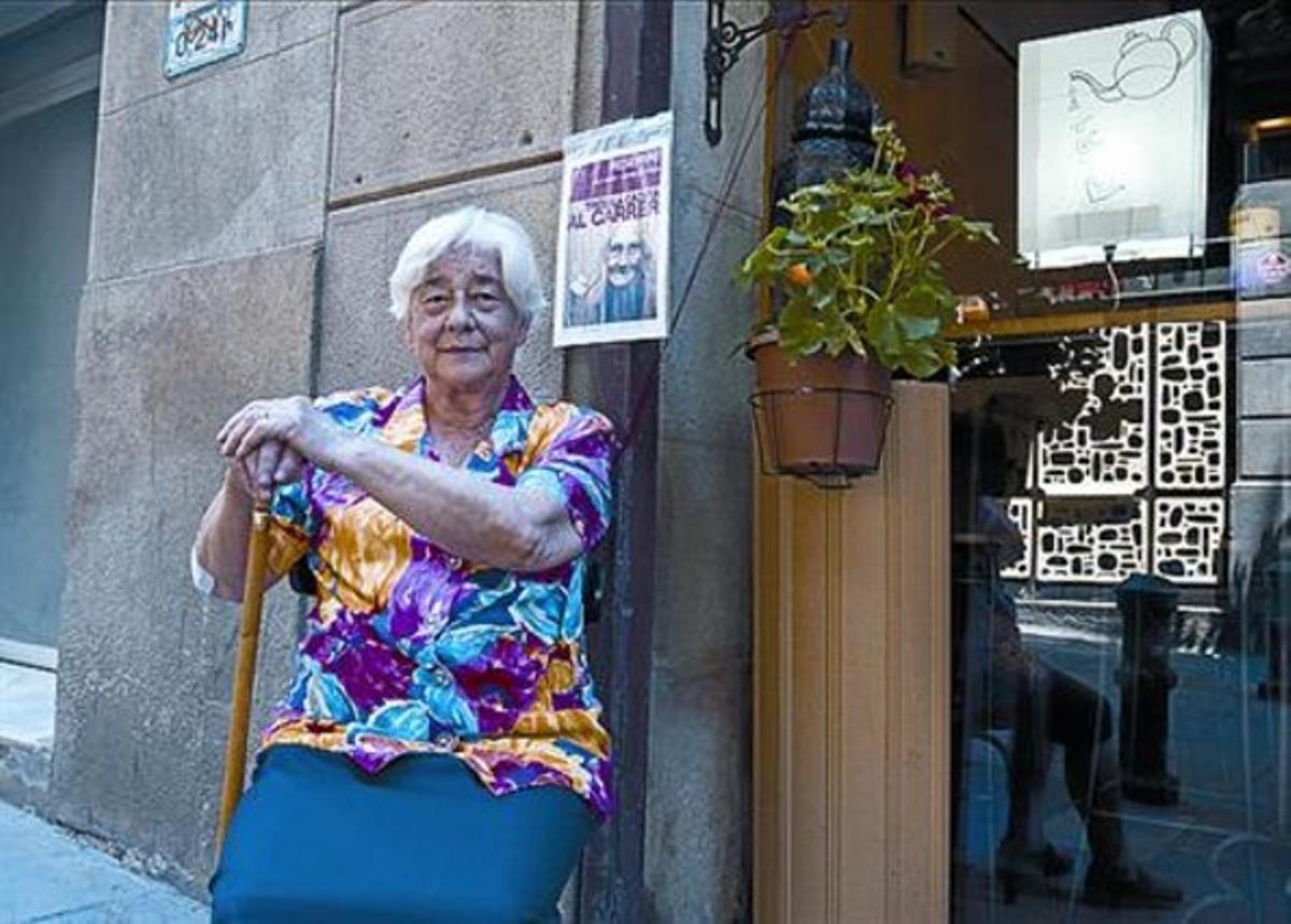 Dolors Obiols, asseguda al carrer de la Comtessa de Sobradiel. Dolors Obiols, asseguda al carrer de la Comtessa de Sobradiel.