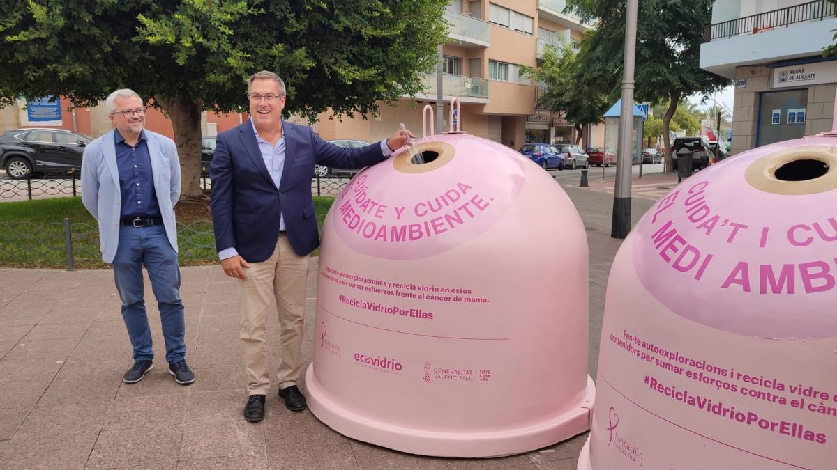 The mayor of the Environment with the two igloos of the campaign