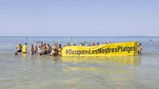 Protesta en la Platja de Palma: "No hay una zona que represente mejor la Mallorca masificada que esta"