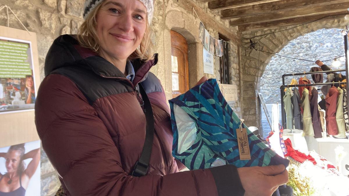 L'Elisenda Puig mosta una de les peces de roba que fabrica