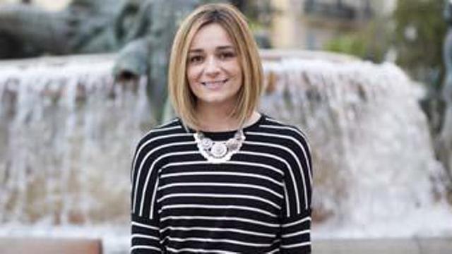 La investigadora Natalia Mateu Sanchis, en la plaza de la Virgen, tras una breve visita a Valencia antes de regresar a Cambridge.