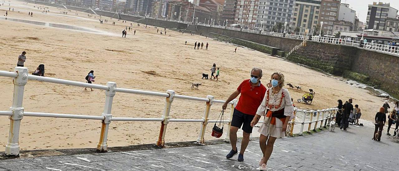 Ambiente en la playa de San Lorenzo de Gijón. | M. León