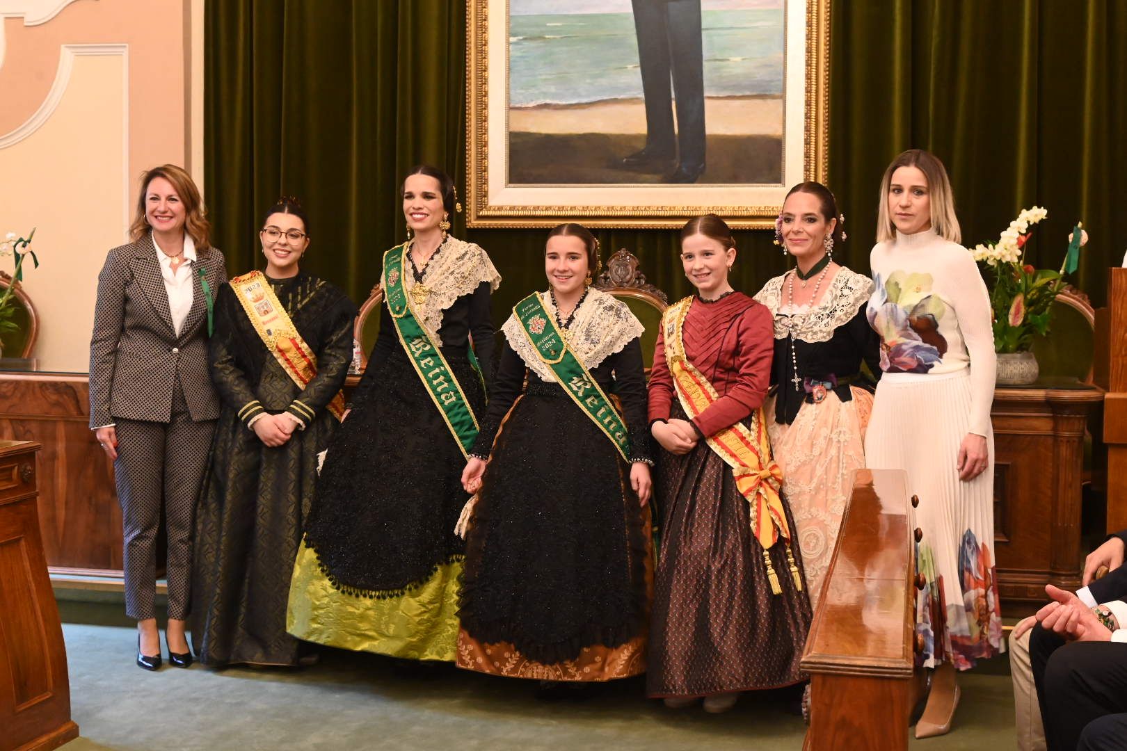 Galería de imágenes: Recepción de las reinas de los pueblos en el Ayuntamiento de Castelló