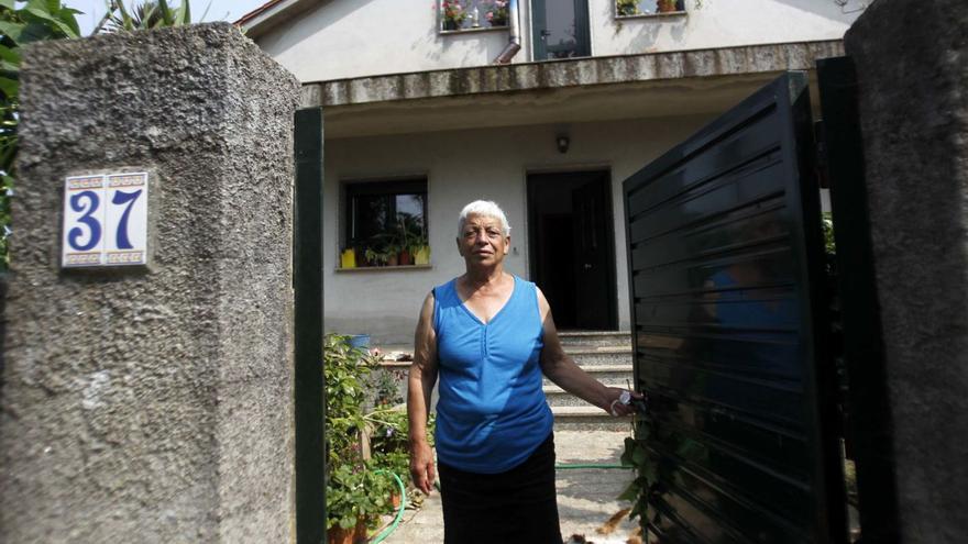 La vecina de Santo Tomé de Nogueira en la vivienda que pueda perder. |  // NOÉ PARGA