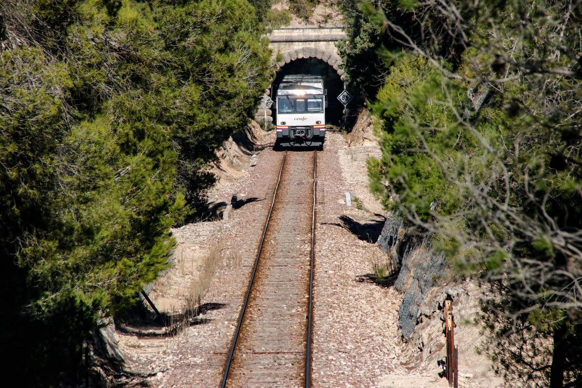 Un tren procedente de Xàtiva saliendo del último túnel antes de llegar a Alcoy, en el término de Cocentaina.