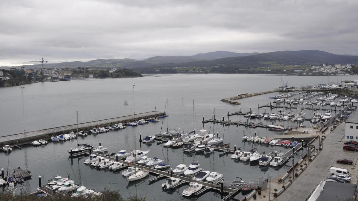 Vista del puerto de Ribadeo y de la costa asturiana // FdV