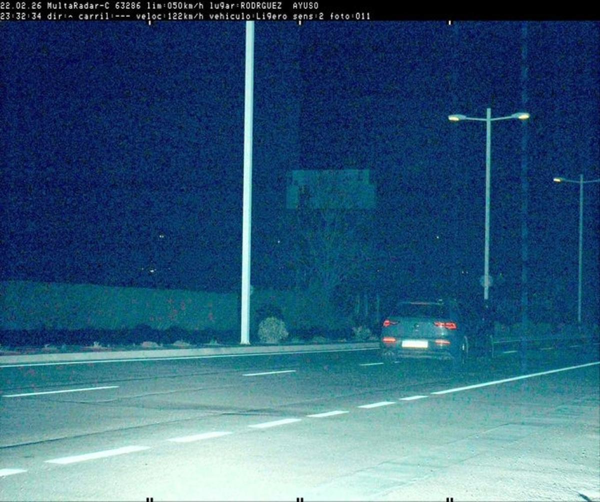 El infractor conduciendo por la calle Rodríguez Ayuso.