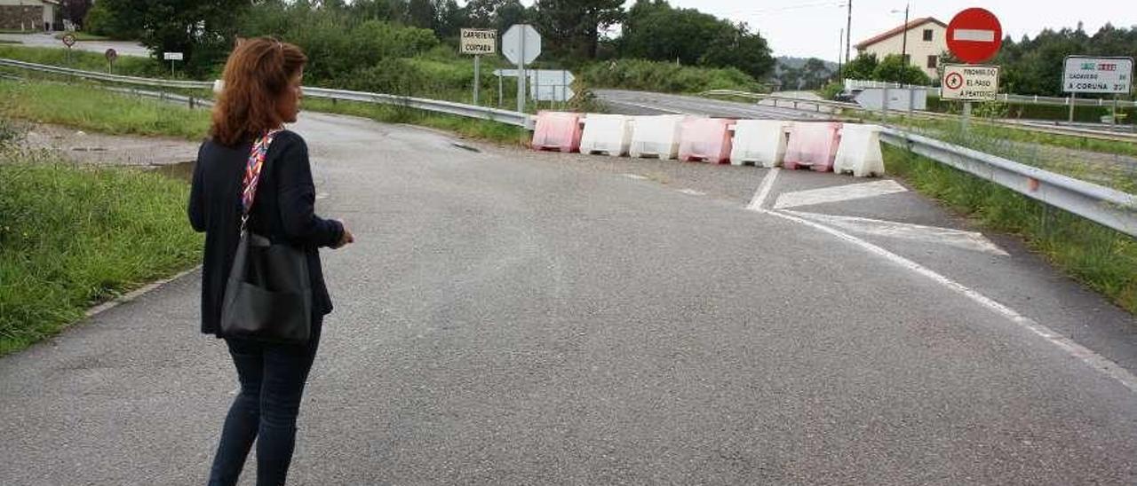 Uno de los accesos al viaducto de Artedo (al fondo), cortado al tráfico y al acceso a pie.