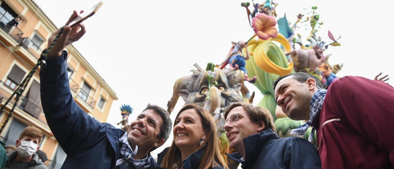 Mazón, Catalá y Mompó, con Martínez Almeida durante su visita a València las pasadas Fallas.