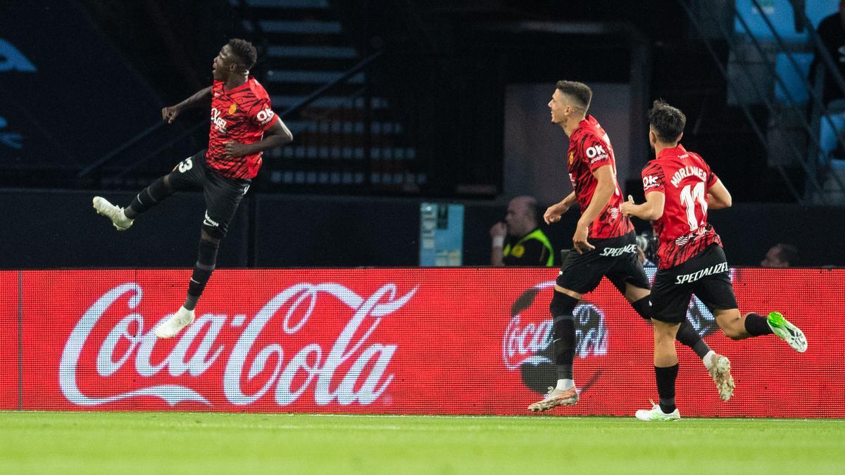 Amath celebra el gol de la victoria en Balaídos, seguido por Hadzikadunovic y Morlanes.