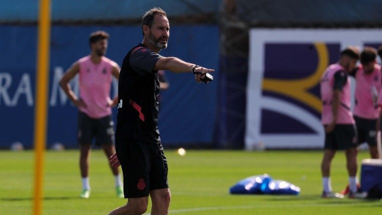 Vicente Moreno, en un entrenamiento del Espanyol en Sant Adrià.