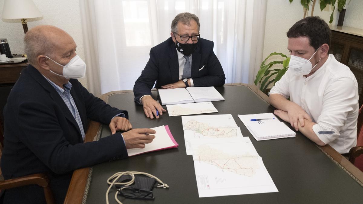 El director general del Agua, Manuel Aldeguer, junto al presidente de Diputación y el diputado del Ciclo del Agua.