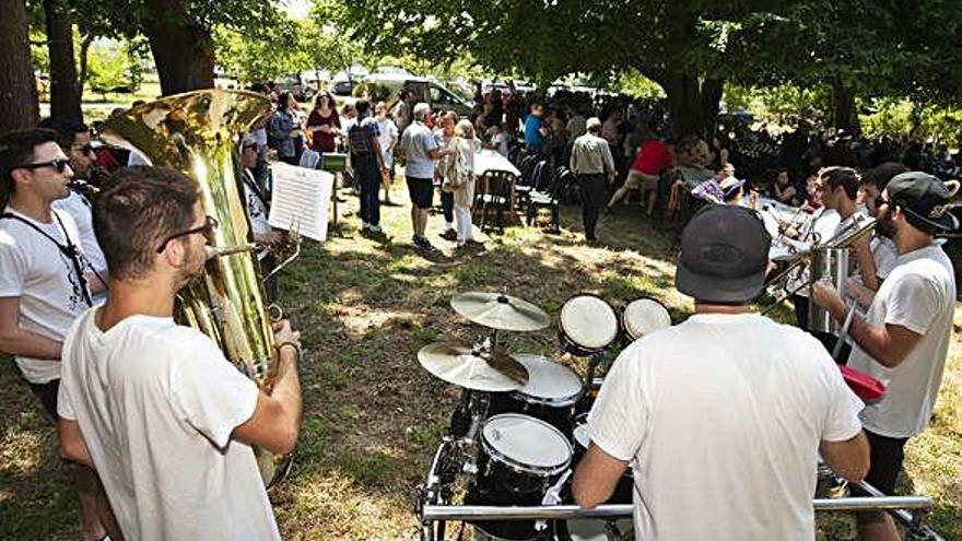 Comida campestre, música y baile en la romería de Alternativa