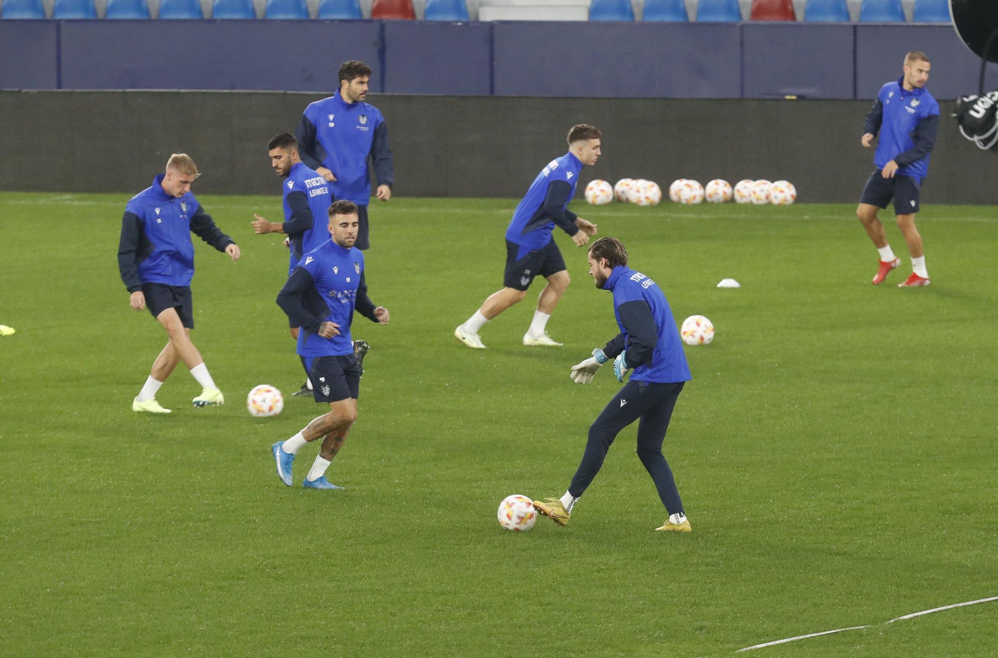 El Levante UD entrena en el Ciutat antes de viajar a Olot