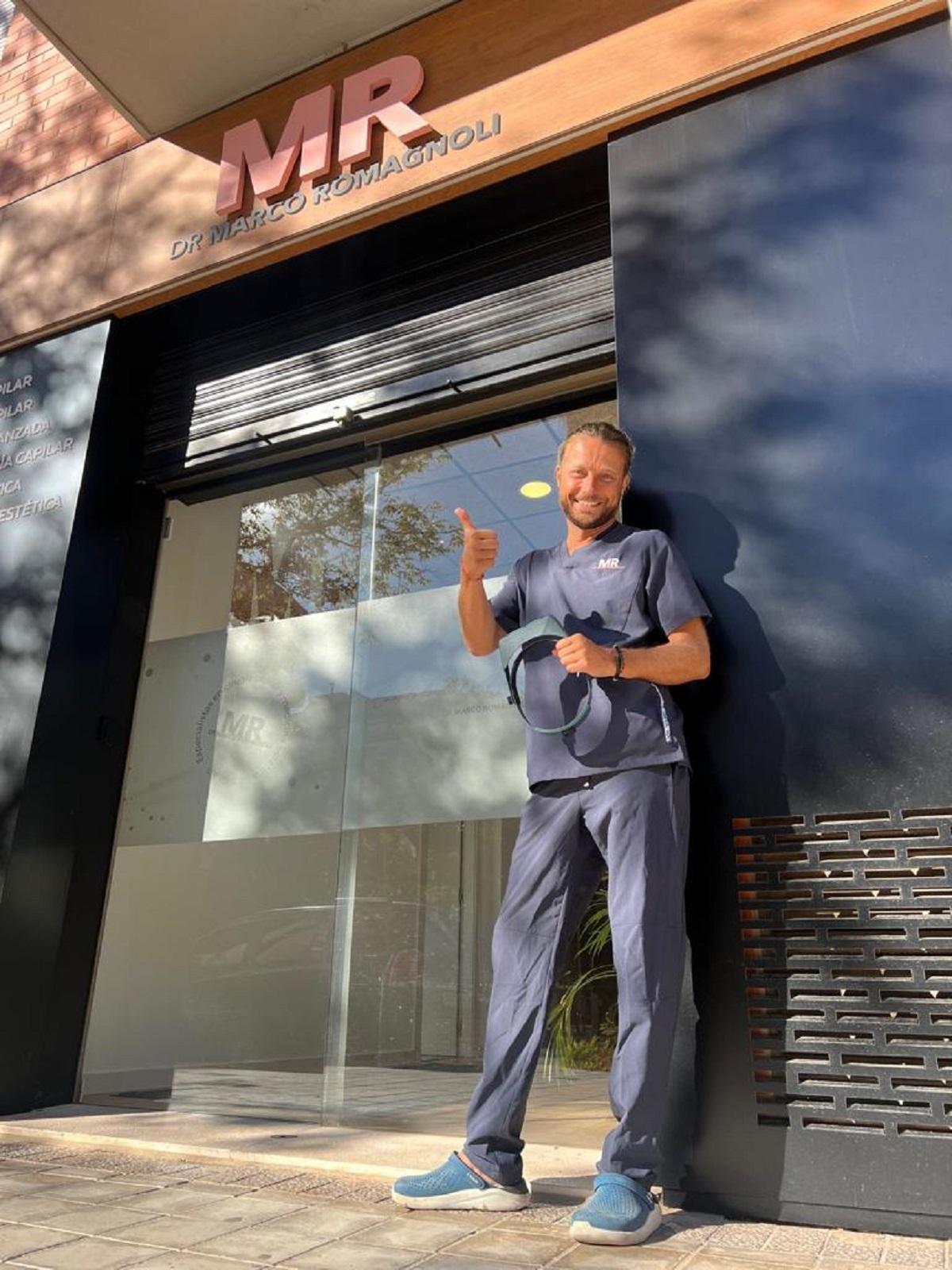 El Dr. Marco Romagnoli en la puerta de la clínica de Valencia.
