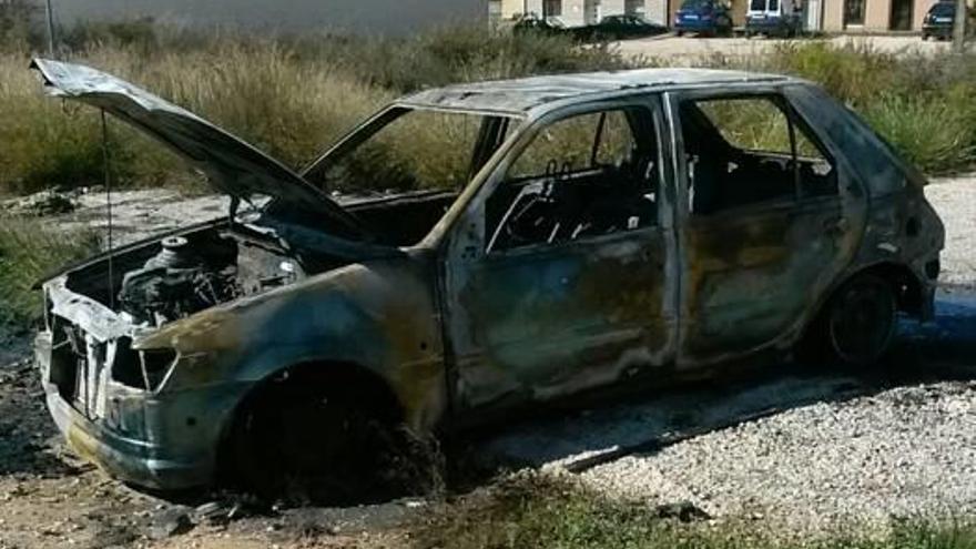 La Policía Nacional investiga el robo y posterior incendio de un coche en Petrer