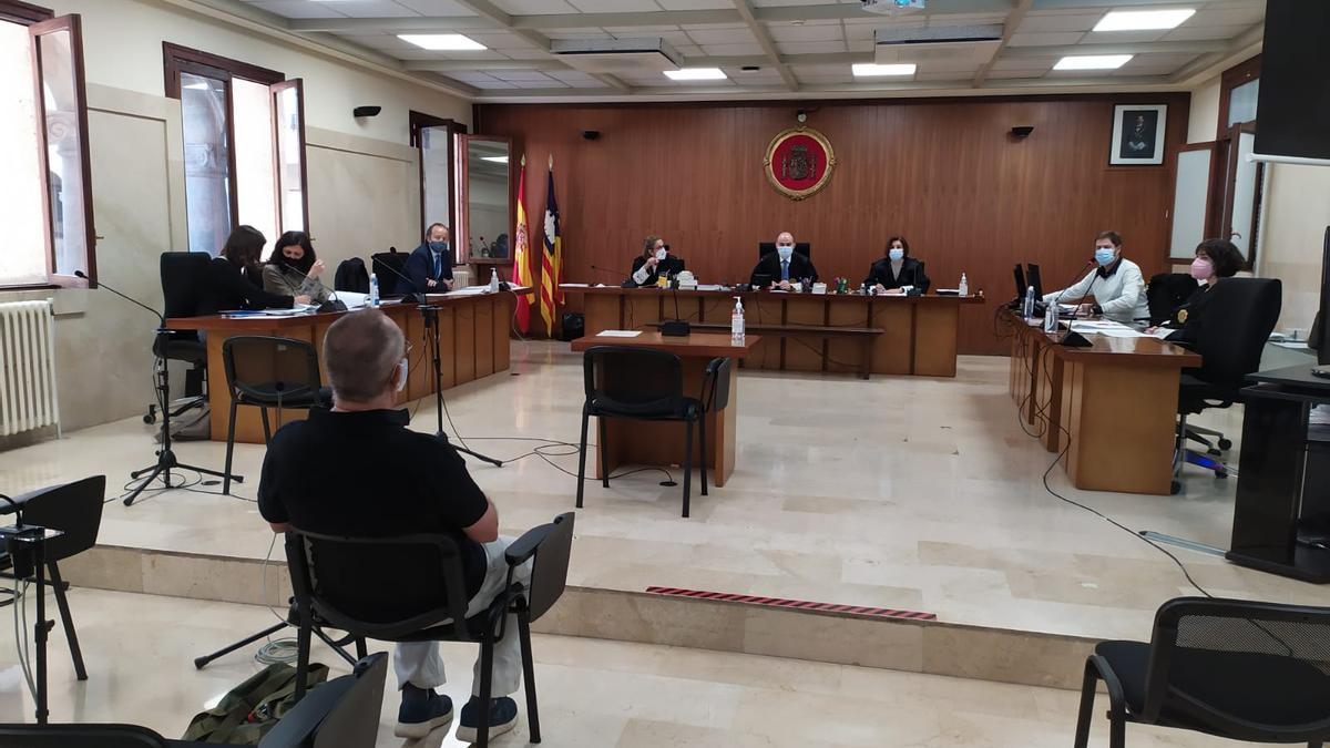 El exprofesor acusado de abusos a diez alumnas, ayer en el juicio en la Audiencia de Palma.
