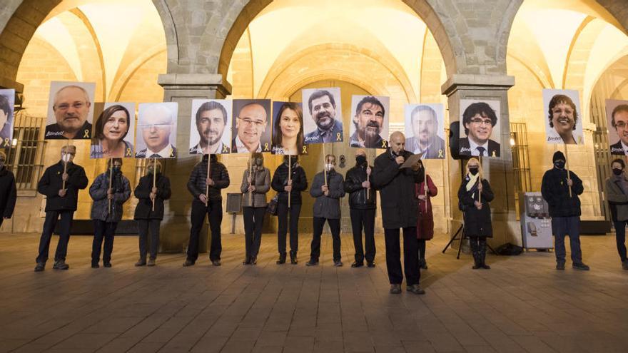 Convocants de la concentració amb cartells dels presos i exiliats polítics durant la lectura del manifest