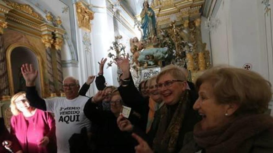 Miembros de la cofradía con la Puríssima de Catral, ayer.