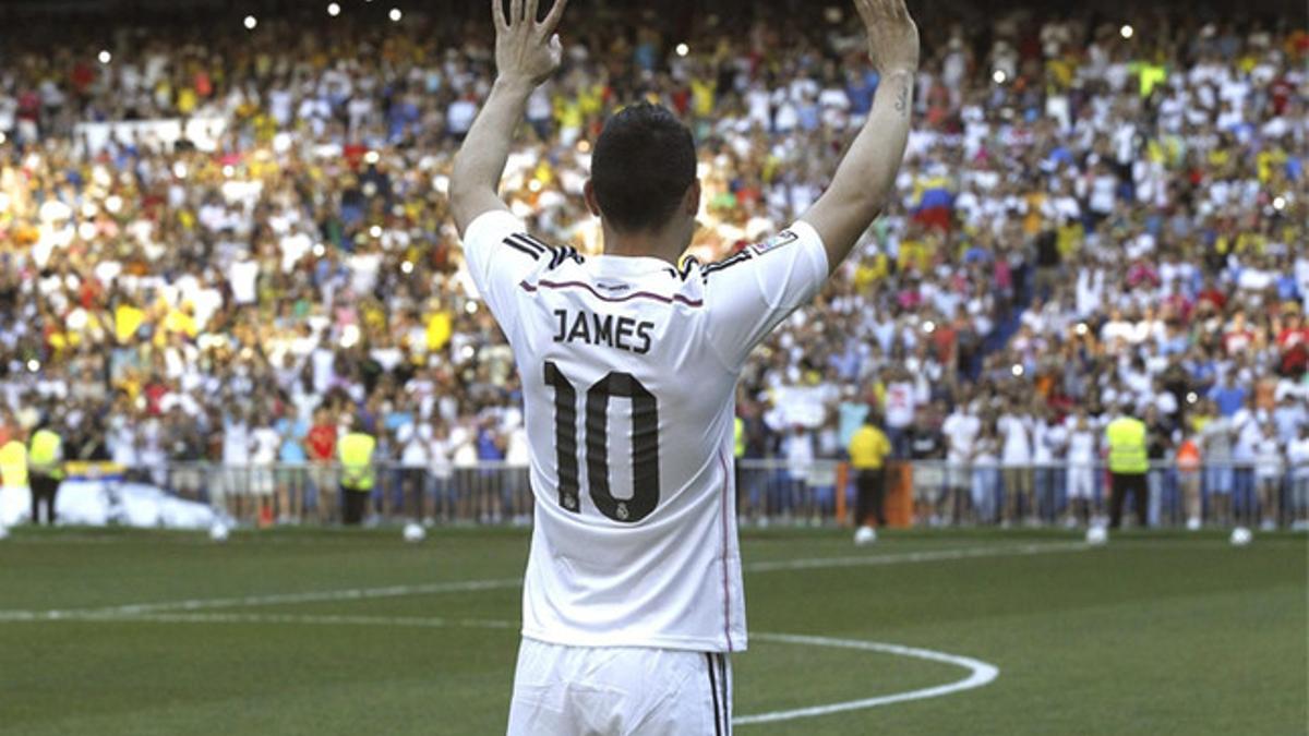 James Rodríguez saluda a la afición presente en el Santiago Bernabéu