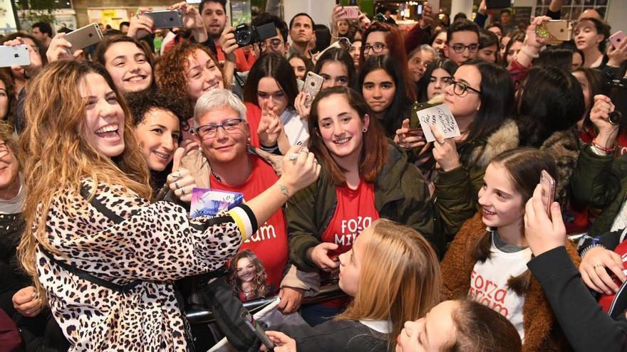 Miriam Rodriguez con sus fans a su llegada a Alvedro.