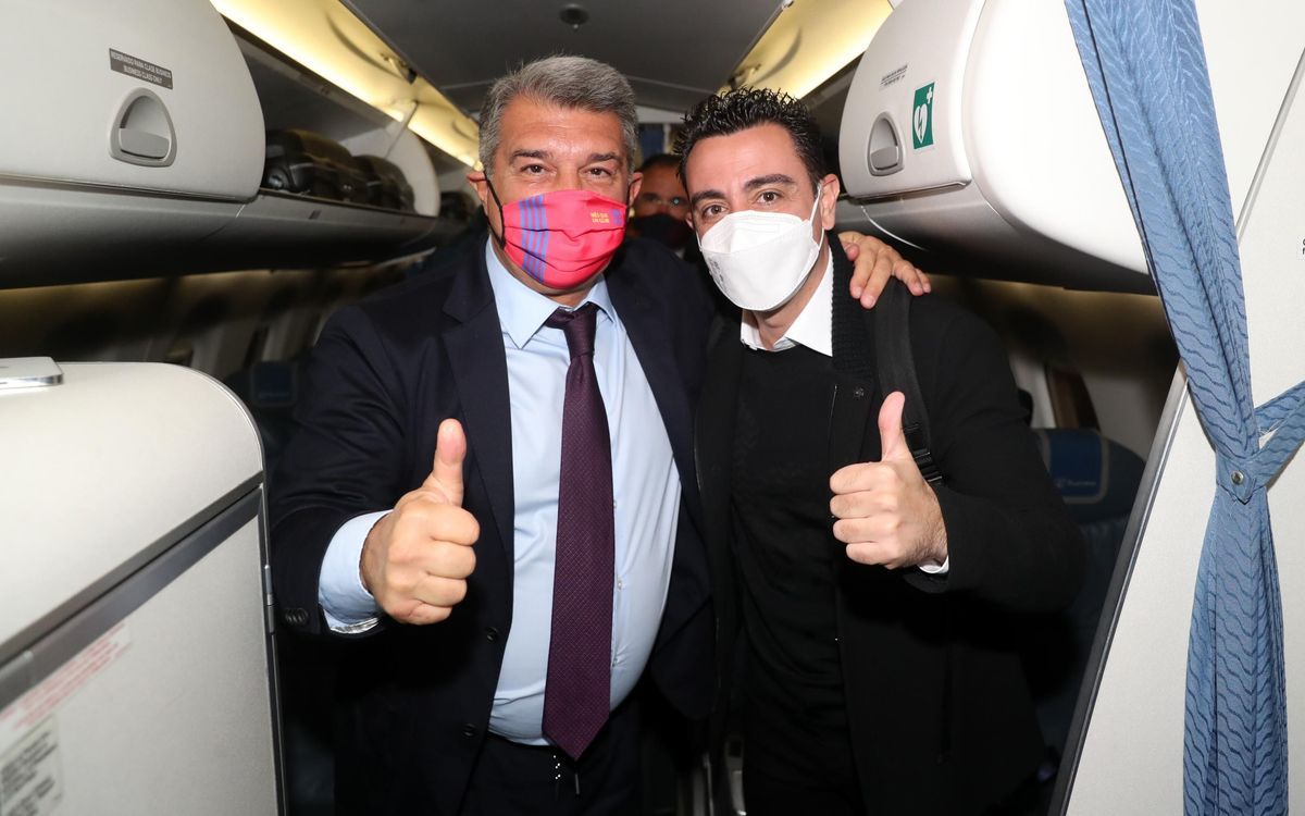 Laporta y Xavi, en el avión de vuelta de Valencia tras ganar en Mestalla (1-4).