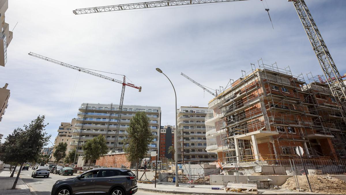 Edificios de viviendas en construcción en la ciudad de Alicante.