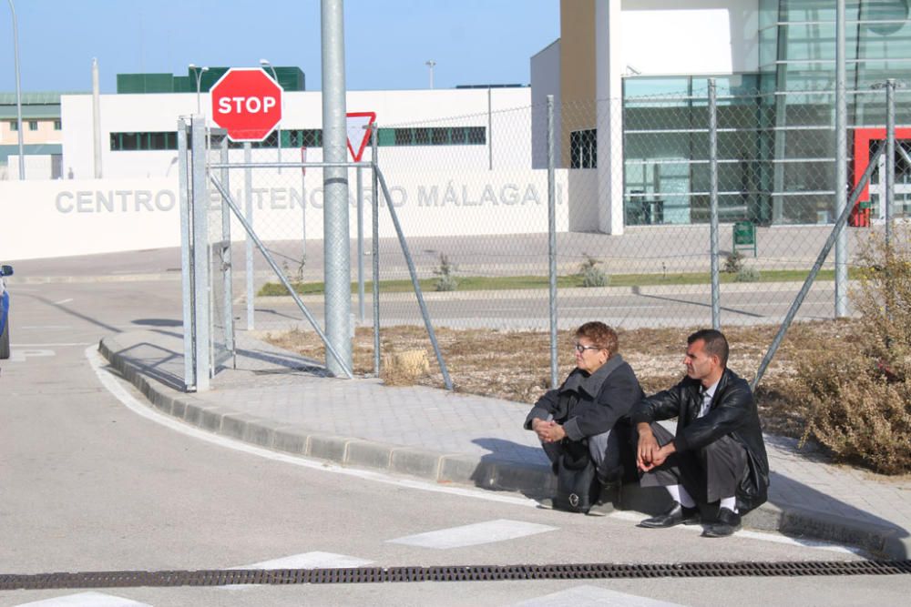 Los familiares de los inmigrantes irregulares internados en el Centro Penitenciario Málaga II, situado en Archidona, se agolpan cada día a las puertas de la prisión
