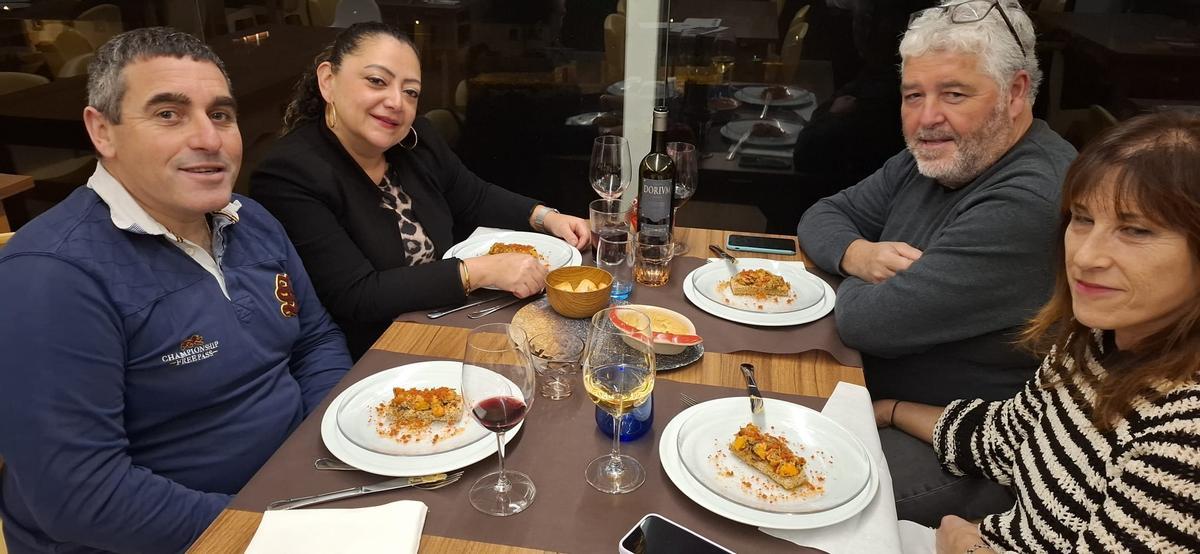 Vecinos cenando en el Terraza O Castro.