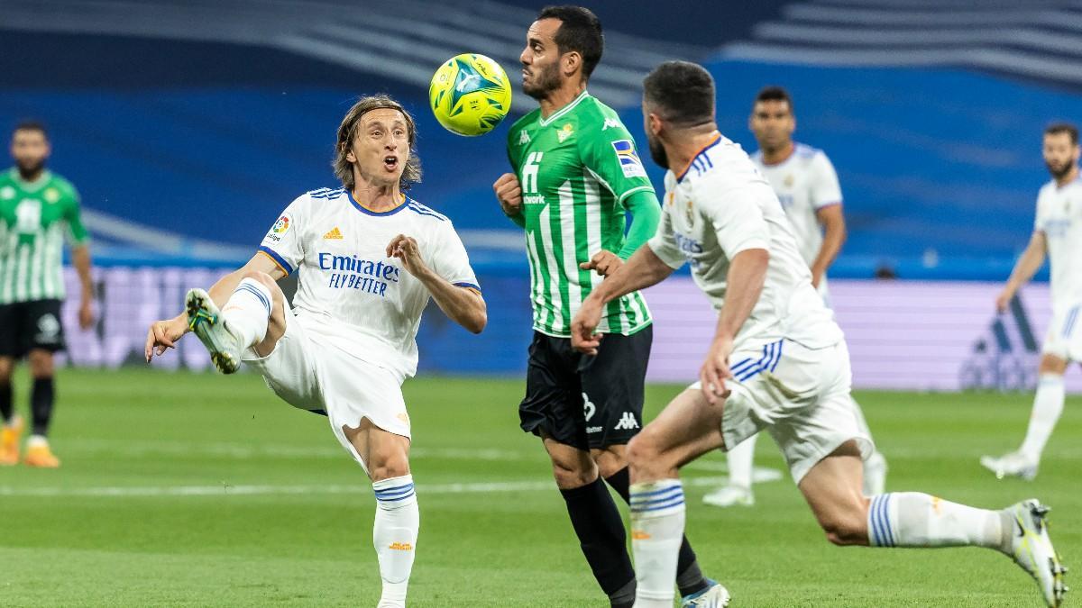 Modric y Carvajal yendo a disputar una pelota