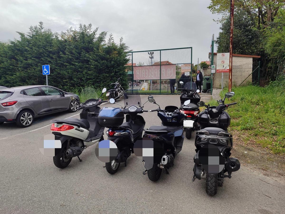 Motos aparcadas delante de la entrada del campo Iago Aspas Juncal, en Moaña.