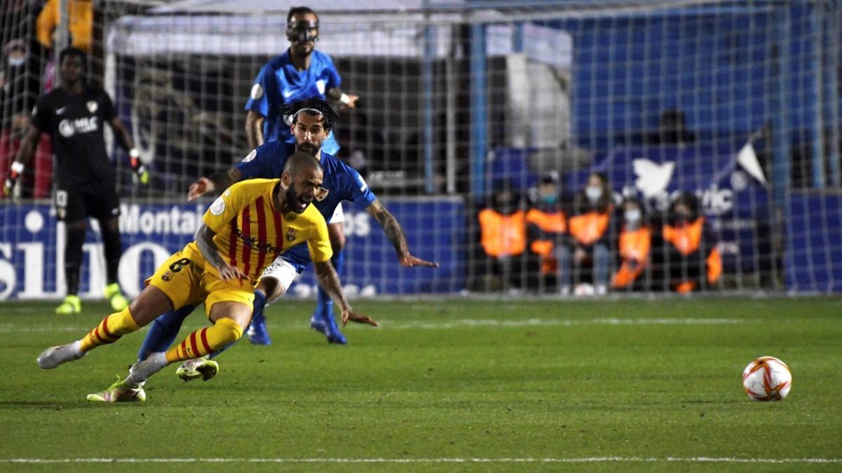 Linares - FC Barcelona | Dani Alves estivo activo como lateral e interior