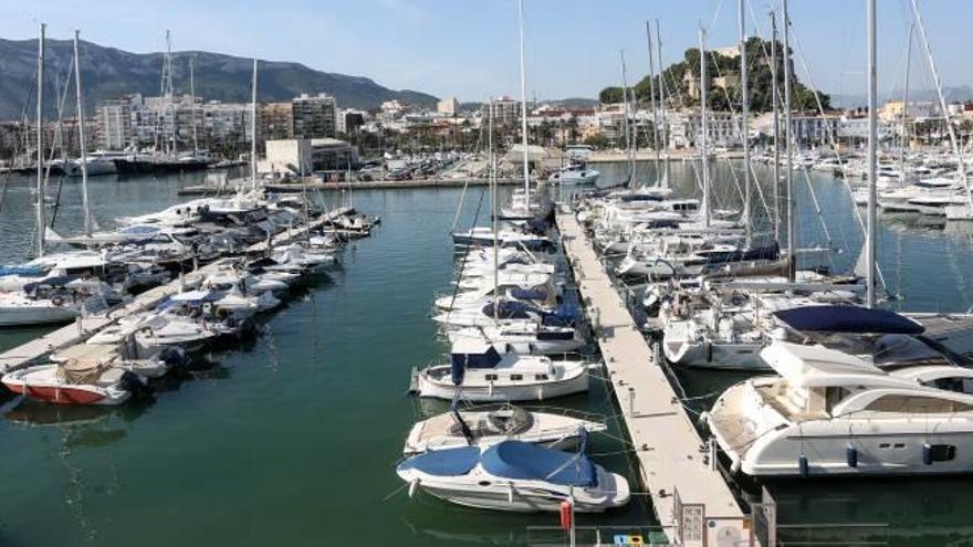 El puerto de Dénia, con el castillo de la ciudad al fondo.