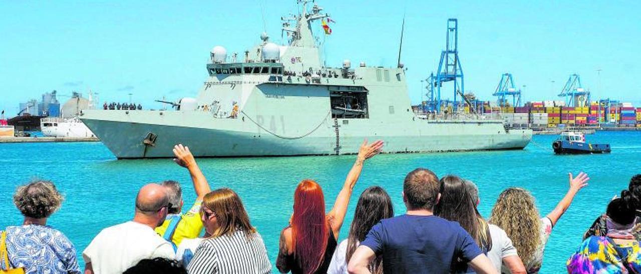 Los familiares de la tripulación del ‘Meteoro’ reciben al buque en Arsenal de Las Palmas de Gran Canaria. | | ANDRÉS CRUZ