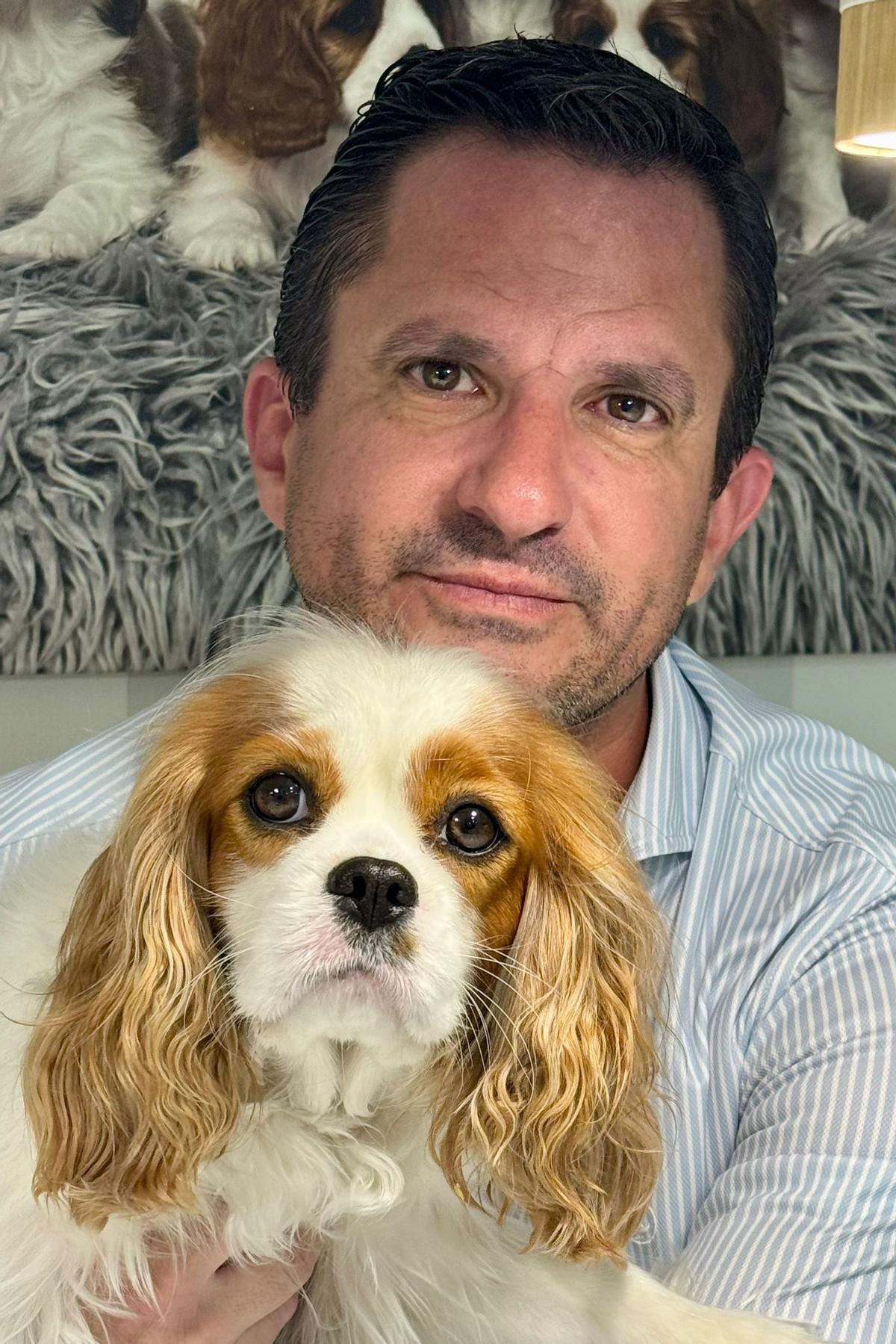 Óscar Silveira con su perrita Minnie.