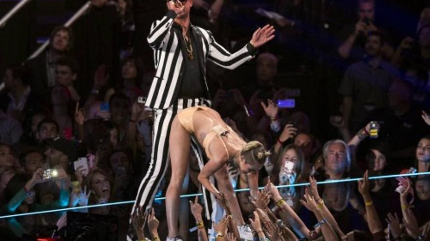 El provocador baile de Miley Cyrus en los MTV