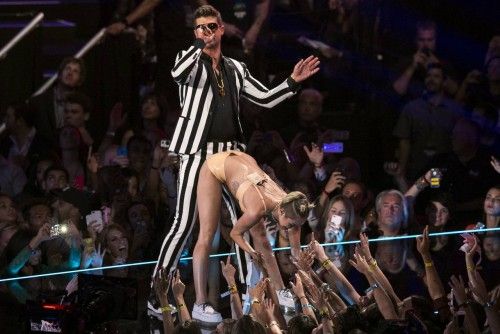 El provocador baile de Miley Cyrus en los MTV