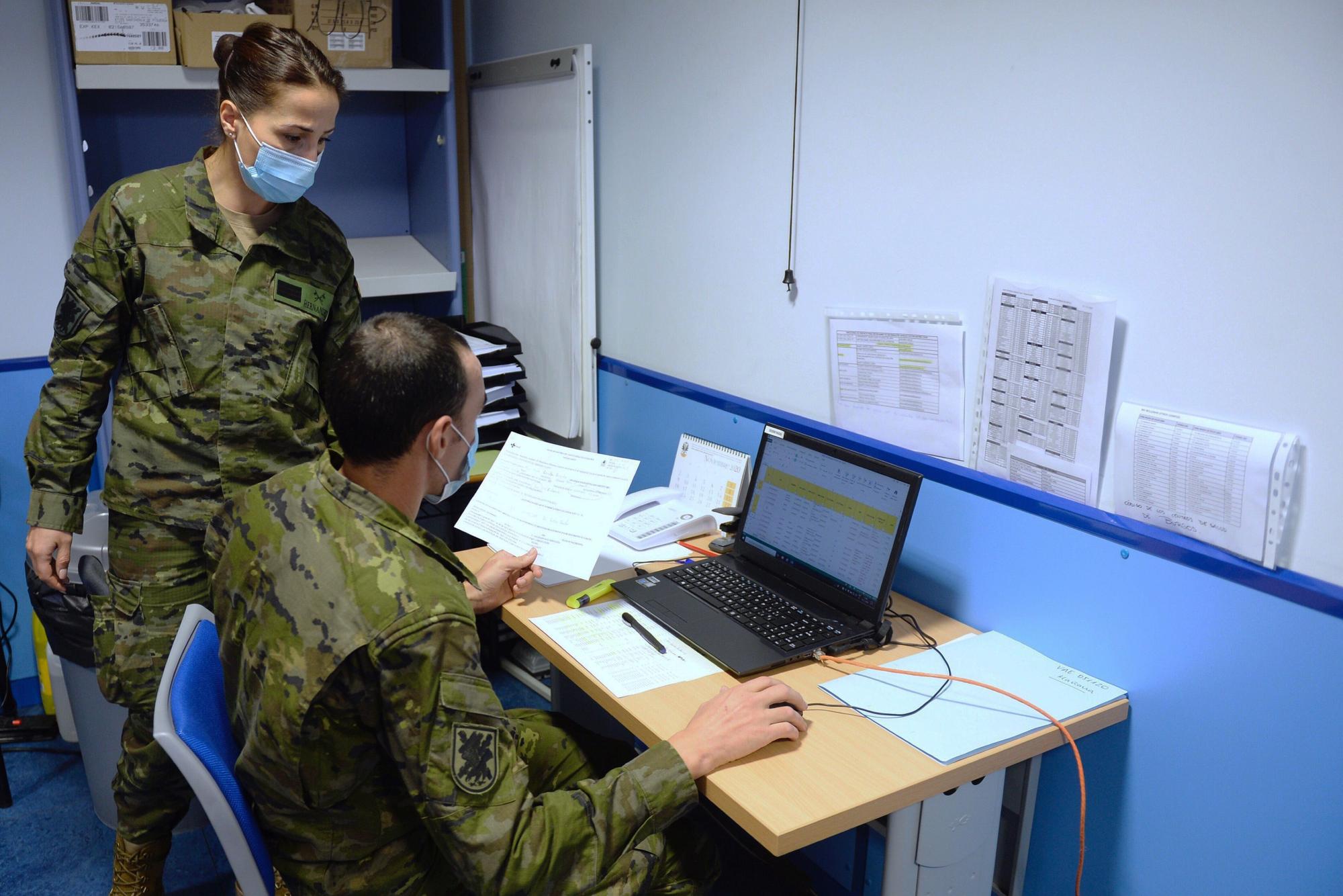 Efectivos militares de Valladolid realizando labores de rastreo entre contagiados por coronavirus