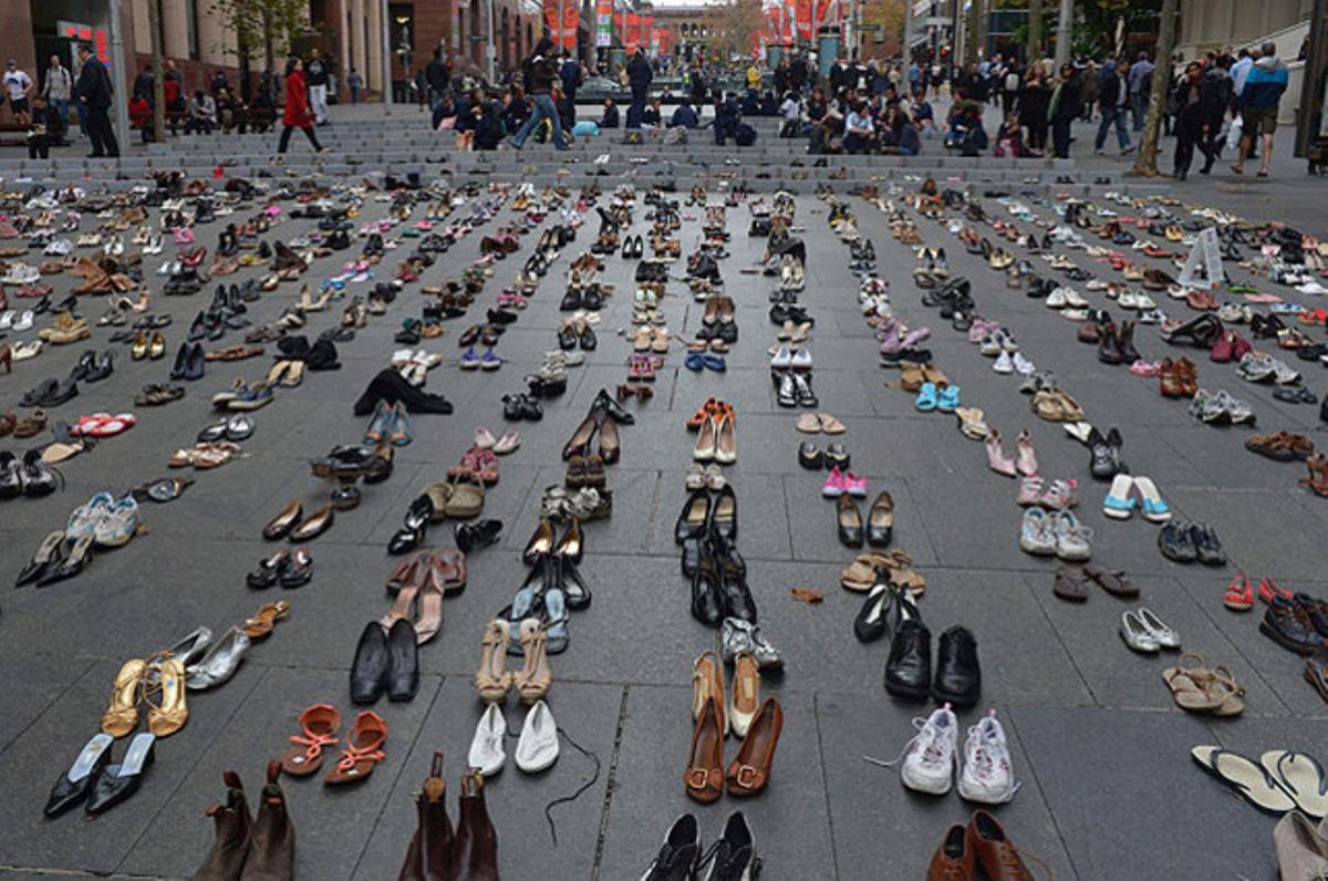 Més de 4.000 parells de sabates, que representen la xifra de persones mortes cada any a les carreteres australianes, han estat col·locades a la plaça Martin de Sídney en una campanya de seguretat viària.