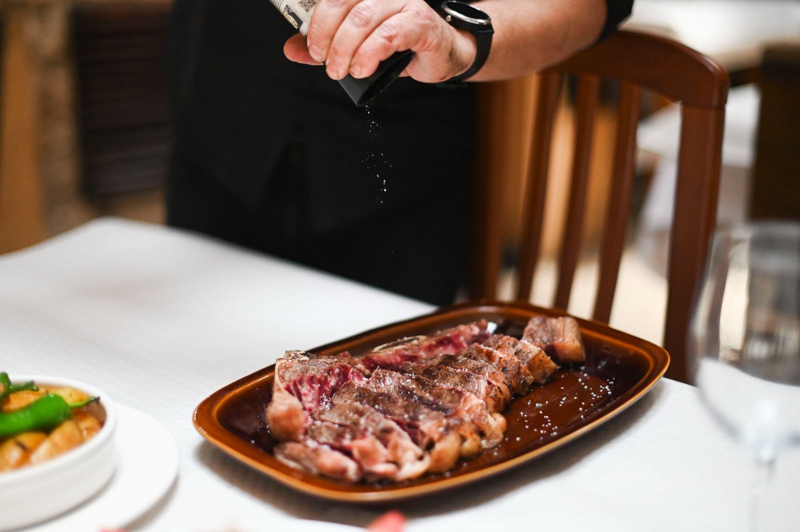 En imágenes | El Torico, el mesón de Zaragoza que triunfa con su brasa en medio del salón