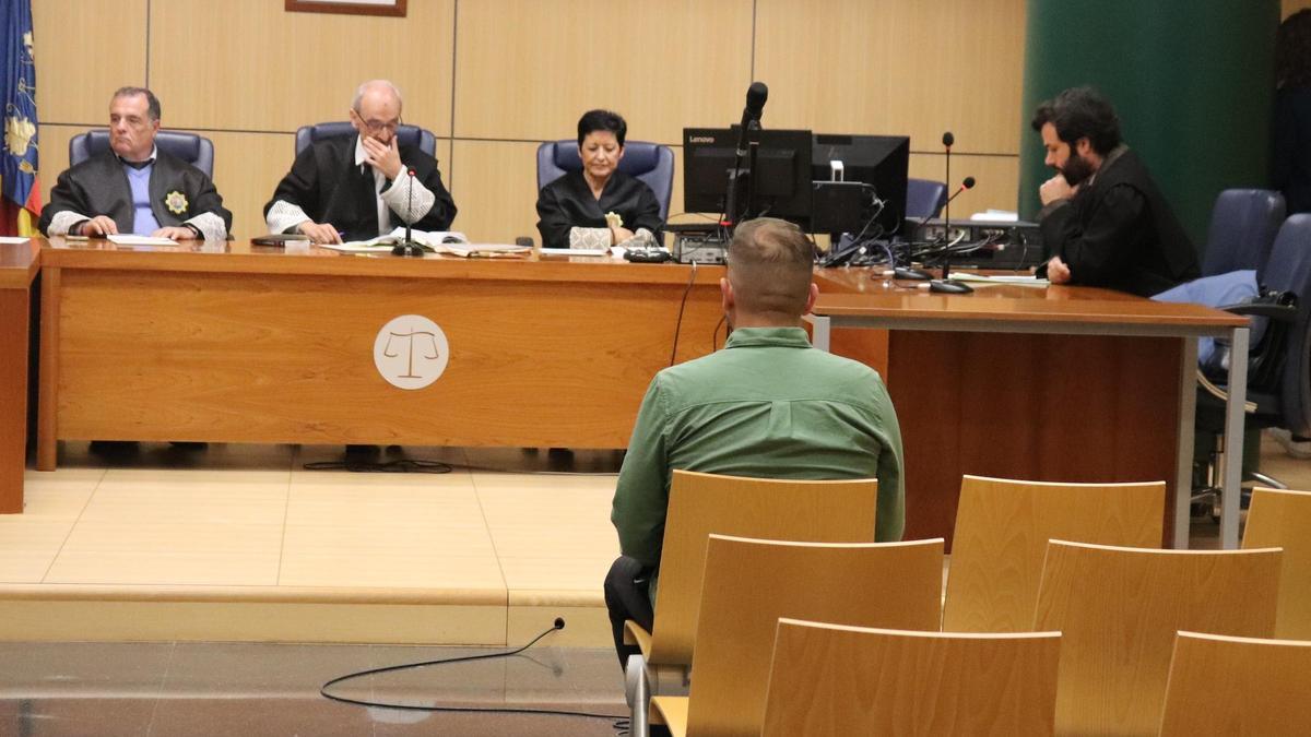 El acusado de vejaciones y someter a una situación de absoluto control machista a su pareja.