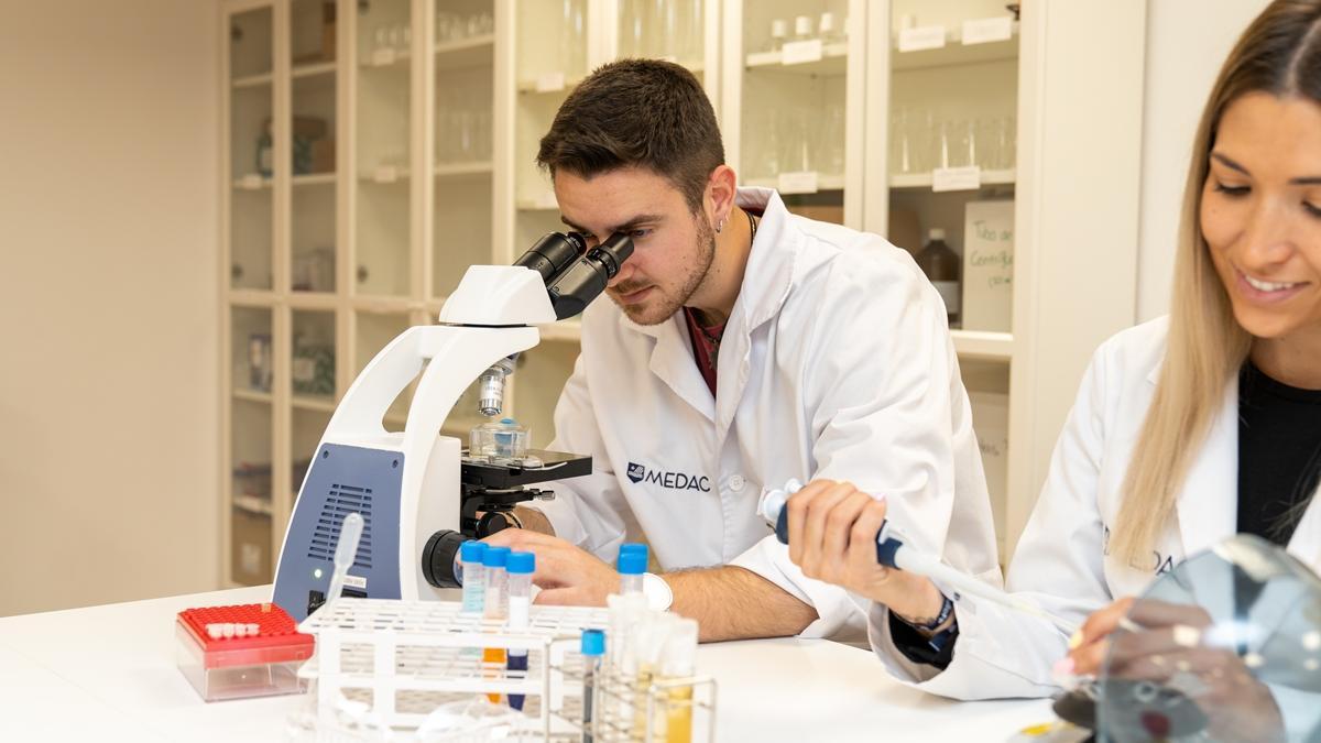 Un estudiante de MEDAC observa una muestra al microscopio