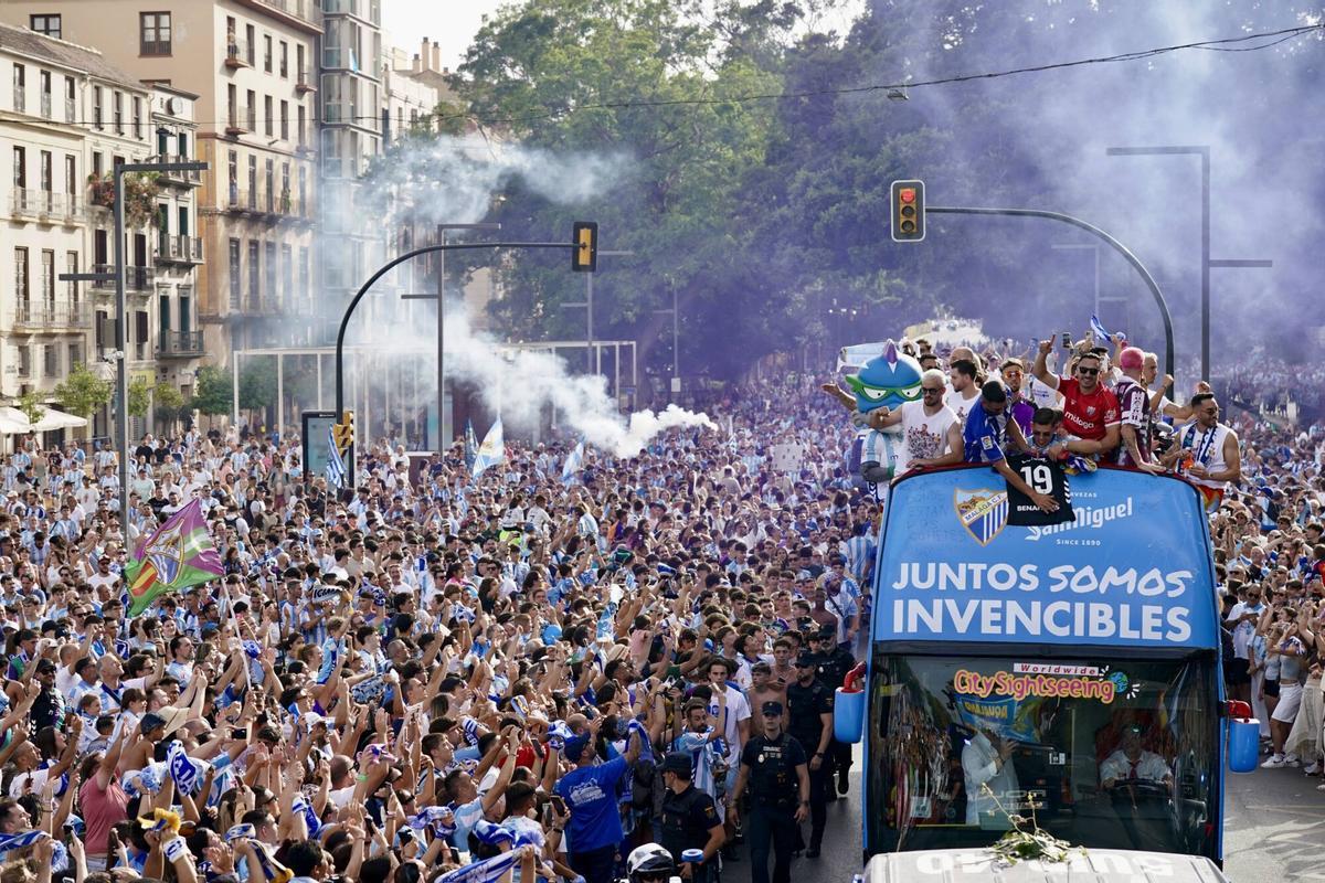 El malaguismo se echa a la calle: las mejores imágenes de la rúa del Málaga CF