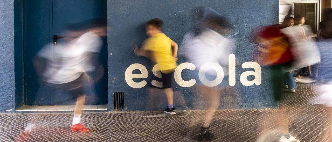 Barcelona 10/05/2023 Ambiente imágenes de recurso de la Escola Bogatell patio escuela aula educación alumno Foto de Ferran Nadeu