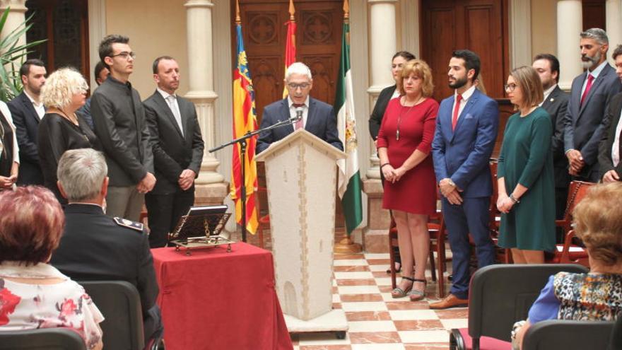 El alcalde Armando Esteve leyendo su discurso en el atril, antes de que los cuatro concejales hayan abandonado el acto institucional