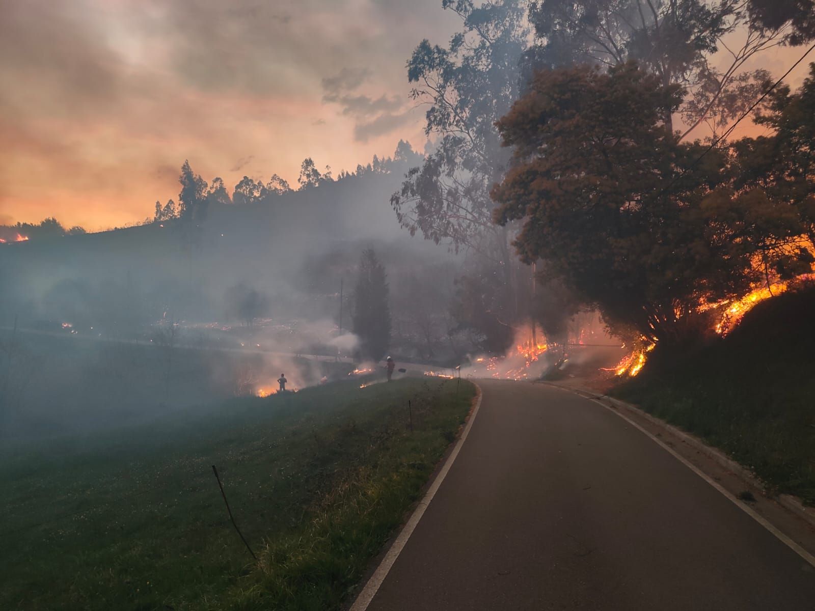 El fuego devora el monte de Santufirme, en Llanera