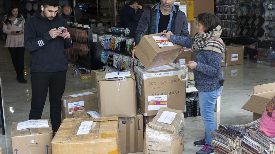 La población turca en València canaliza la ayuda humanitaria: urge ropa de abrigo y conservas