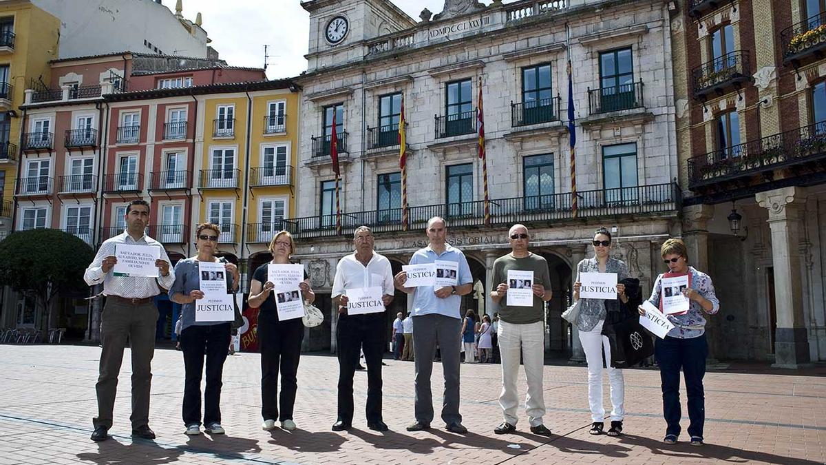 Un grupo de familiares de Verín en una concentración en la ciudad donde fueron los crímenes