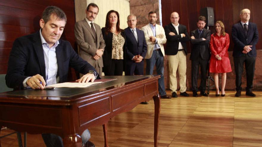 Fernando Clavijo firma el compromiso para un nuevo modelo económico bajo la mirada de los presidentes insulares y los consejeros Rosa Dávila y Pedro Ortega.