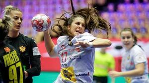 La jugadora de la selección Jennifer Gutiérrez ejecuta un lanzamiento en el partido ante Montenegro. 